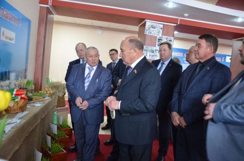 Марат Әхмәтов район җитештерүчеләре продукциясен авыз итеп тә карады