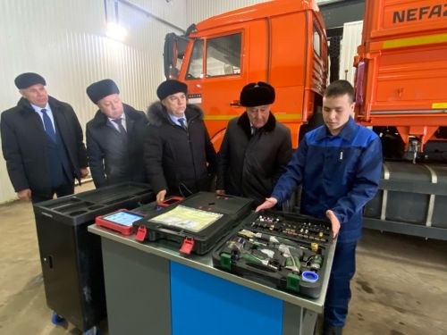 Дәүләт Советы рәисе урынбасары аграр көллиятнең яңа техникасы белән танышты
