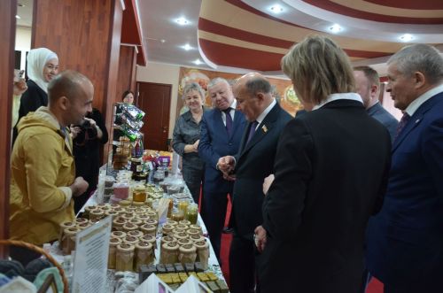 Марат Әхмәтов район җитештерүчеләре продукциясен авыз итеп тә карады