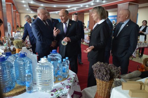 Марат Әхмәтов район җитештерүчеләре продукциясен авыз итеп тә карады