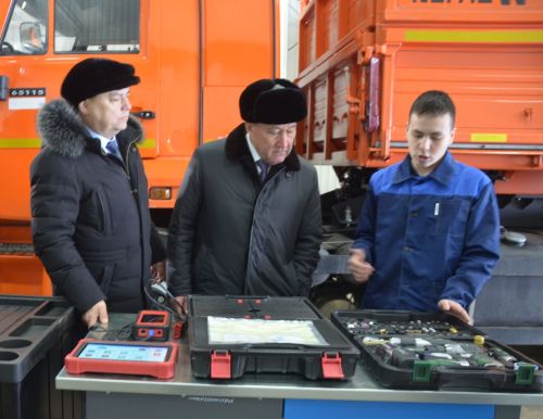 Дәүләт Советы рәисе урынбасары аграр көллиятнең яңа техникасы белән танышты