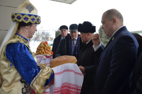 Марат Әхмәтов район җитештерүчеләре продукциясен авыз итеп тә карады