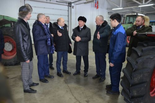 Дәүләт Советы рәисе урынбасары аграр көллиятнең яңа техникасы белән танышты