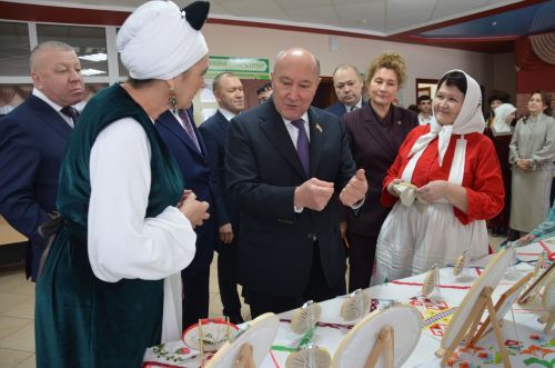 Марат Әхмәтов район җитештерүчеләре продукциясен авыз итеп тә карады