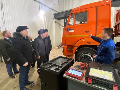 Дәүләт Советы рәисе урынбасары аграр көллиятнең яңа техникасы белән танышты