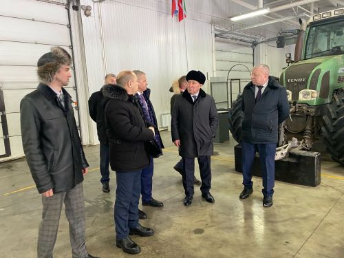 Дәүләт Советы рәисе урынбасары аграр көллиятнең яңа техникасы белән танышты