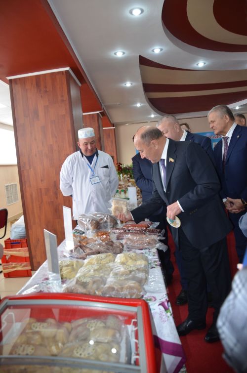 Марат Әхмәтов район җитештерүчеләре продукциясен авыз итеп тә карады