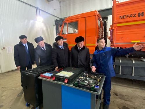 Дәүләт Советы рәисе урынбасары аграр көллиятнең яңа техникасы белән танышты
