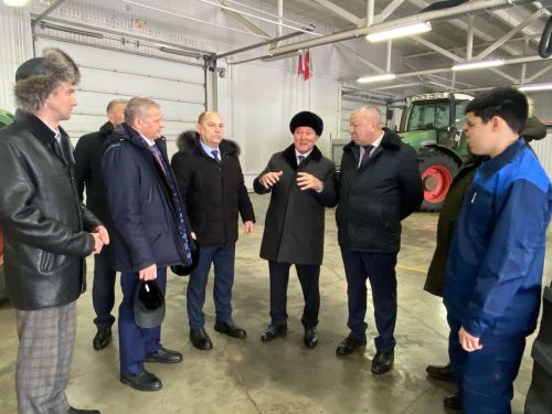 Дәүләт Советы рәисе урынбасары аграр көллиятнең яңа техникасы белән танышты