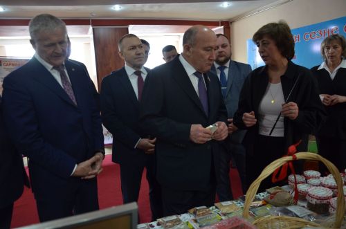 Марат Әхмәтов район җитештерүчеләре продукциясен авыз итеп тә карады