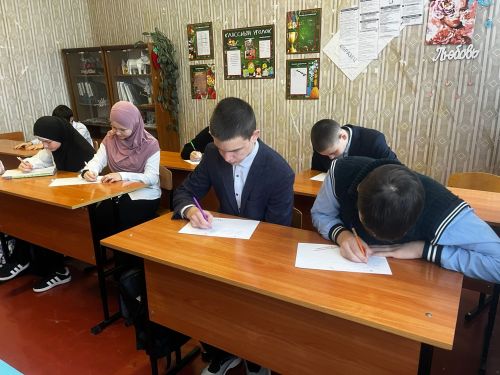 Ученики Иляксазской школы согрели письмами сердца одиноких пожилых людей