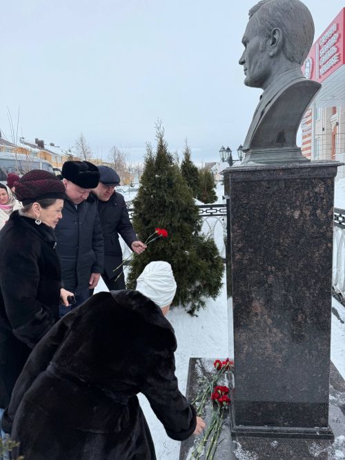 Район кунакларын Илһам Шакиров һәйкәле очраштырды