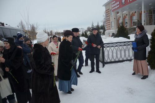 Район кунакларын Илһам Шакиров һәйкәле очраштырды