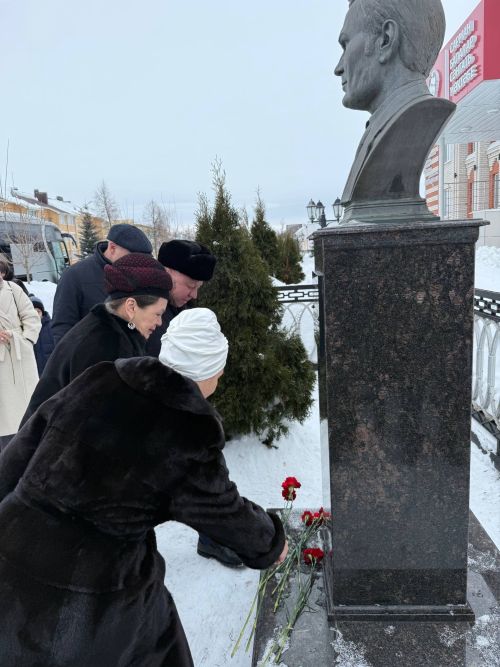 Район кунакларын Илһам Шакиров һәйкәле очраштырды