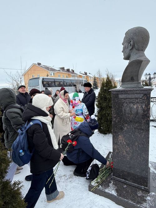 Район кунакларын Илһам Шакиров һәйкәле очраштырды