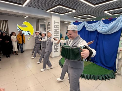 Район кунакларын Илһам Шакиров һәйкәле очраштырды