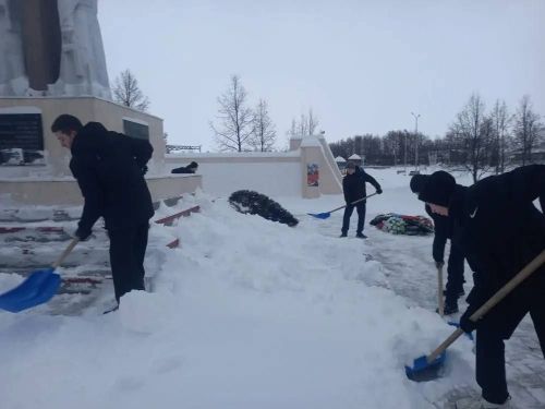 Сармановские ученики привели в порядок мемориал павшим героям