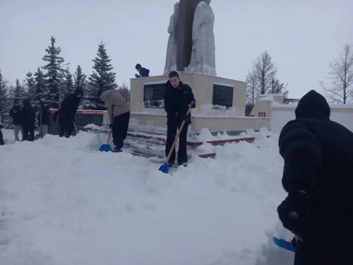 Сармановские ученики привели в порядок мемориал павшим героям