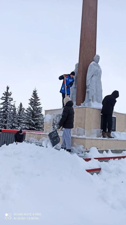 Сармановские ученики привели в порядок мемориал павшим героям