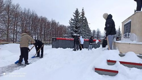 Сармановские ученики привели в порядок мемориал павшим героям