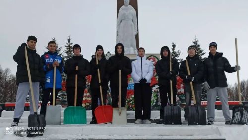 Сармановские ученики привели в порядок мемориал павшим героям