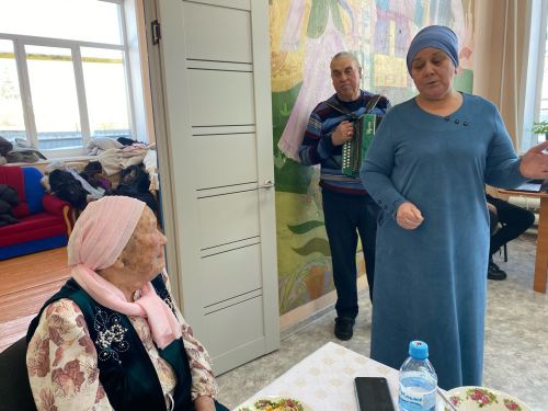 Югары Әхмәт авылы ветераннары әйдаманы Гөлүсә апа Ризатдинова Финляндиядә туган