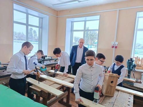 В Кавзияковской школе Сармановского района смастерили новые дома для птиц