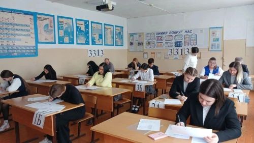 В Сармановской средней школе родители сдали экзамены вместе с детьми