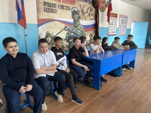 В Старомензелябашской школе девочки и мальчики сошлись в праздничном соревновании