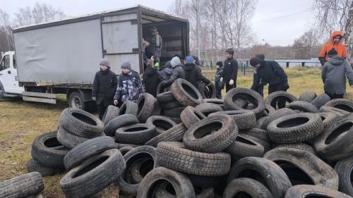 Ләшәү Тамак мәктәбендә автомобиль шиналары җыялар