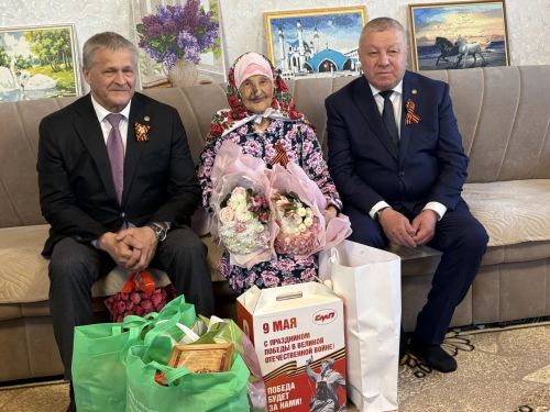 102 яшьлек Нәфисә апаны Җиңү көне белән котладылар