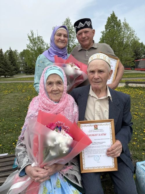 Райондашларыбыз Ленар һәм Әлфия Мөхәммәтҗановларны алтын туйлары белән тәбрикләделәр