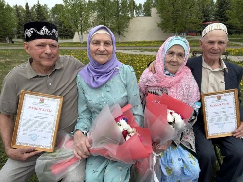 Райондашларыбыз Ленар һәм Әлфия Мөхәммәтҗановларны алтын туйлары белән тәбрикләделәр