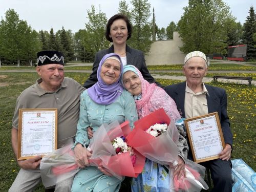 Райондашларыбыз Ленар һәм Әлфия Мөхәммәтҗановларны алтын туйлары белән тәбрикләделәр