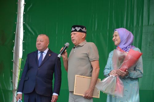Райондашларыбыз Ленар һәм Әлфия Мөхәммәтҗановларны алтын туйлары белән тәбрикләделәр