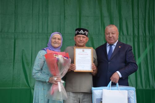 Райондашларыбыз Ленар һәм Әлфия Мөхәммәтҗановларны алтын туйлары белән тәбрикләделәр
