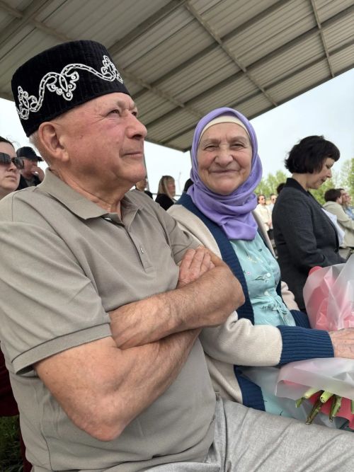 Райондашларыбыз Ленар һәм Әлфия Мөхәммәтҗановларны алтын туйлары белән тәбрикләделәр