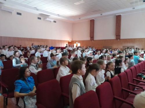 Учащиеся начальных классов Сармановских школ посмотрели спектакль на тему ПДД