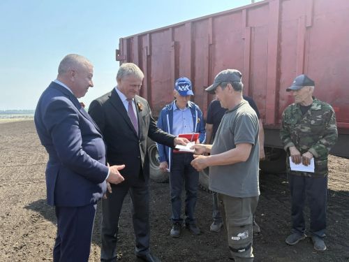 Районда чәчү алдынгыларын бүләкләделәр