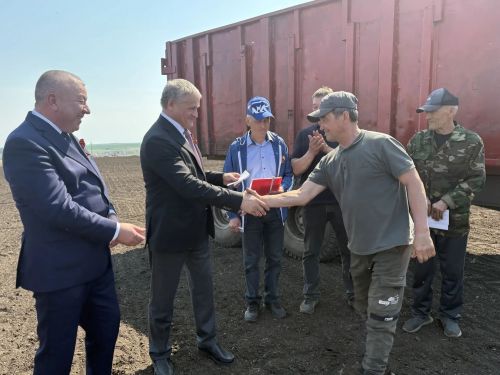 Районда чәчү алдынгыларын бүләкләделәр