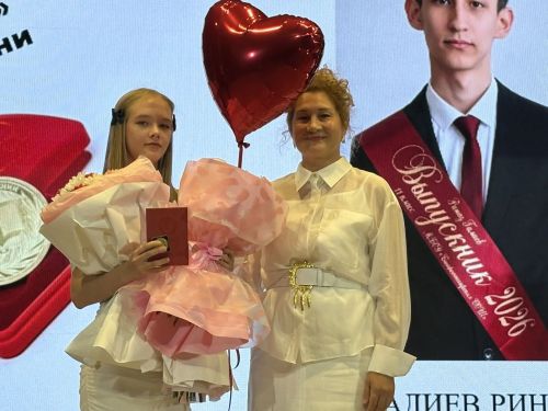 Алтын медаль ияләрен Индира Сәхипова бүләкләде
