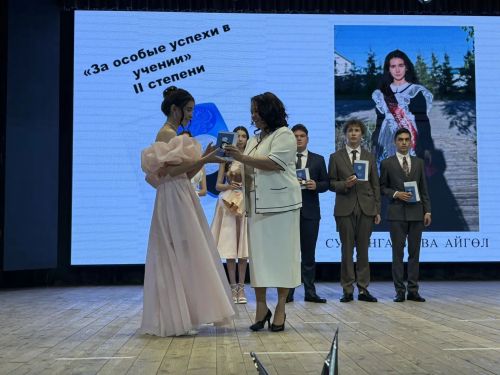 Сигез укучыга көмеш медаль тапшырылды