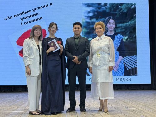 Алтын медаль ияләрен Индира Сәхипова бүләкләде
