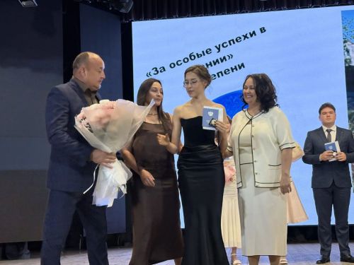 Сигез укучыга көмеш медаль тапшырылды