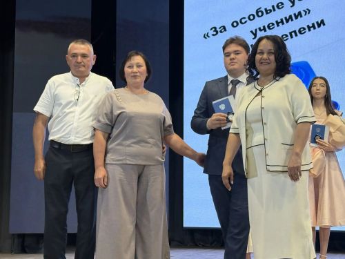 Сигез укучыга көмеш медаль тапшырылды
