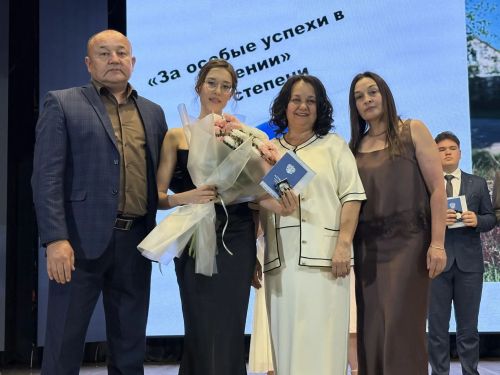 Сигез укучыга көмеш медаль тапшырылды