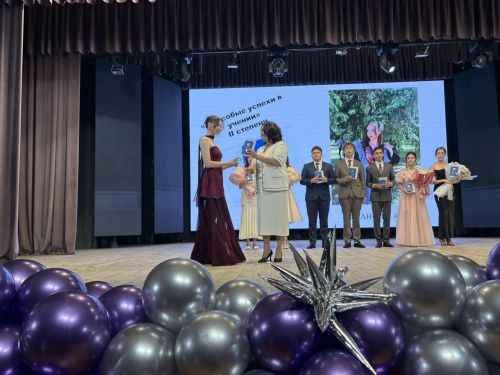 Сигез укучыга көмеш медаль тапшырылды