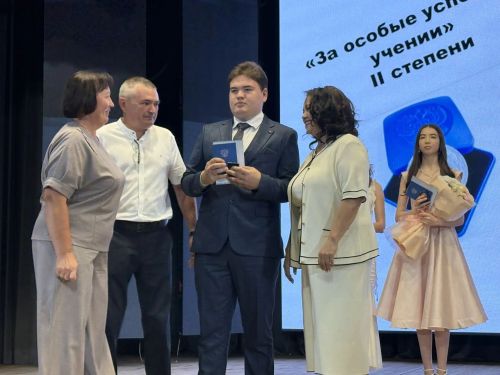 Сигез укучыга көмеш медаль тапшырылды