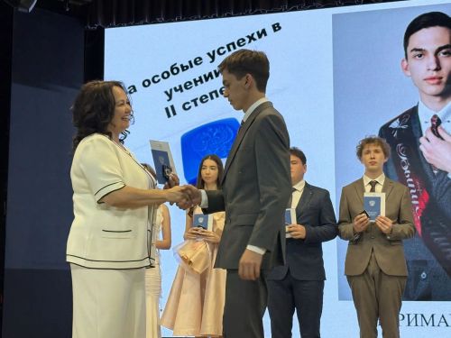 Сигез укучыга көмеш медаль тапшырылды