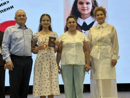 Алтын медаль ияләрен Индира Сәхипова бүләкләде